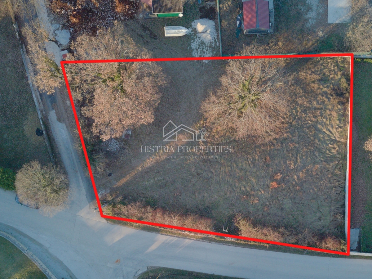 Cenovno ugodno gradbeno zemljišče idealno za gradnjo počitniške hiše ali družinske hiše z velikim dvoriščem