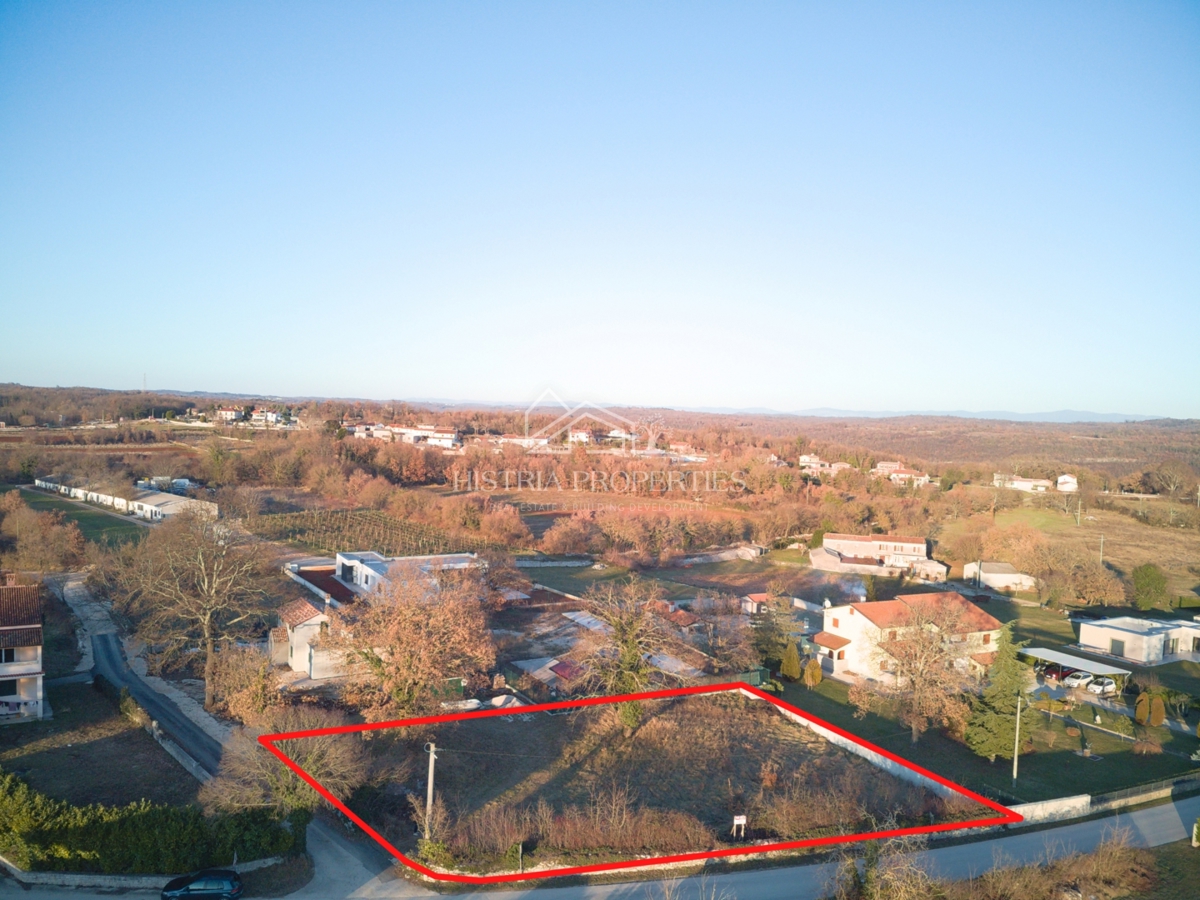 Cenovno ugodno gradbeno zemljišče idealno za gradnjo počitniške hiše ali družinske hiše z velikim dvoriščem