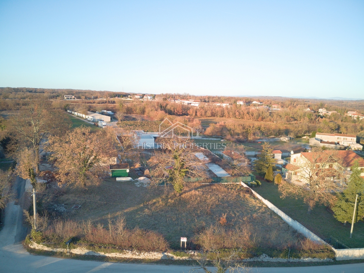 Cenovno ugodno gradbeno zemljišče idealno za gradnjo počitniške hiše ali družinske hiše z velikim dvoriščem