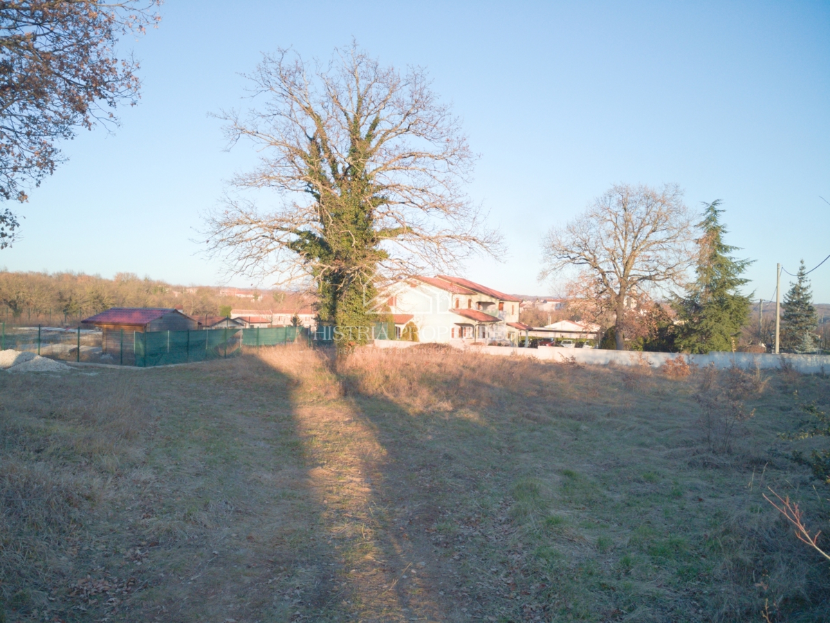 Cenovno ugodno gradbeno zemljišče idealno za gradnjo počitniške hiše ali družinske hiše z velikim dvoriščem