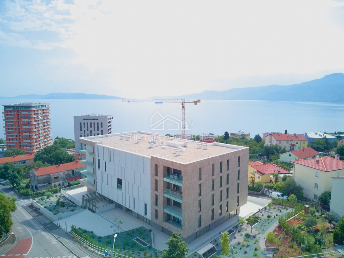 Izjemno kakovostna novogradnja in stanovanje z veliko teraso in pogledom na morje