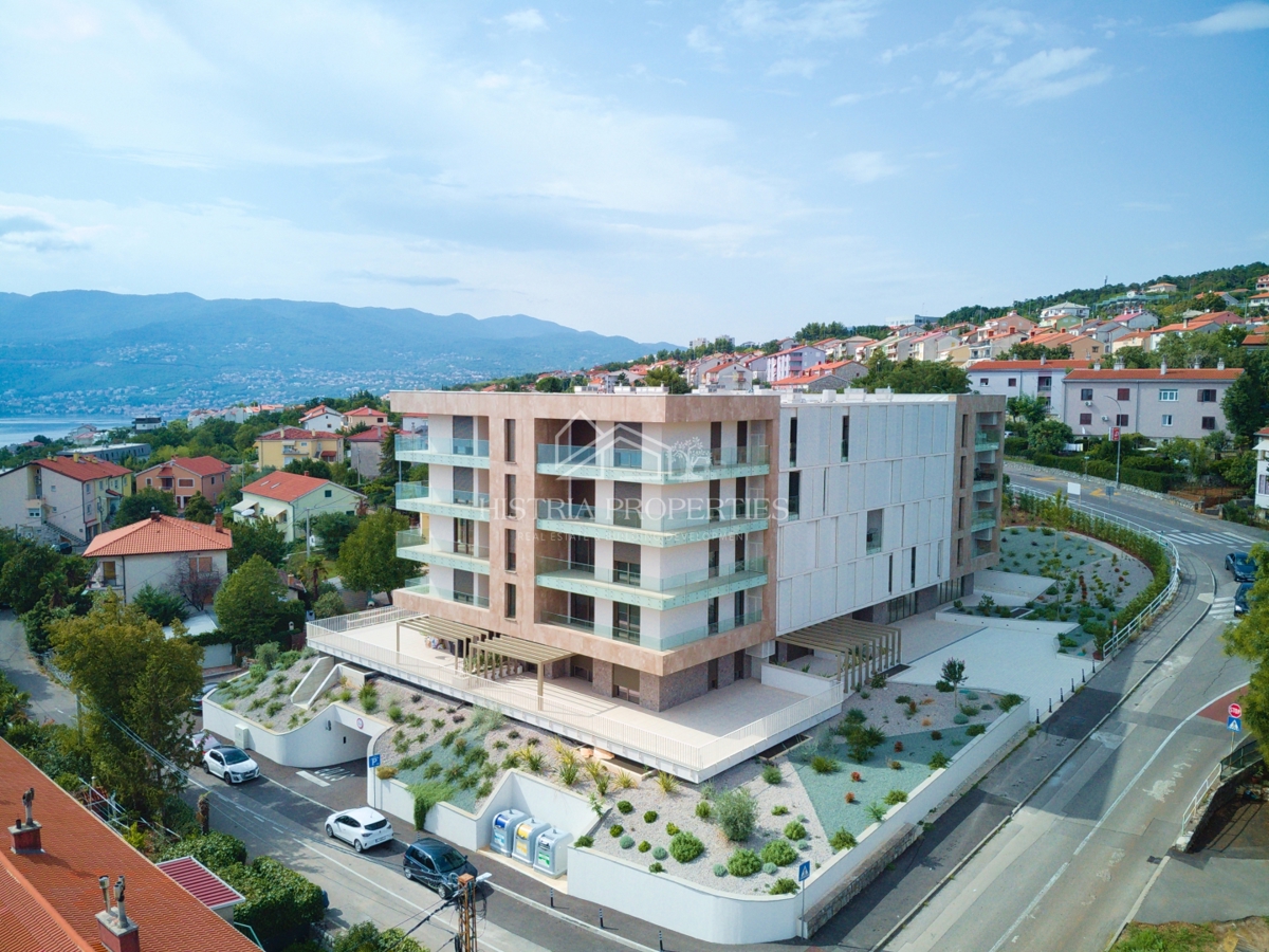 Izjemno kakovostna novogradnja in stanovanje z veliko teraso in pogledom na morje