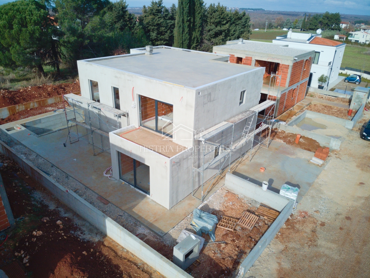 Nov stanovanjski kompleks in moderna udobna vila z bazenom v bližini Poreča