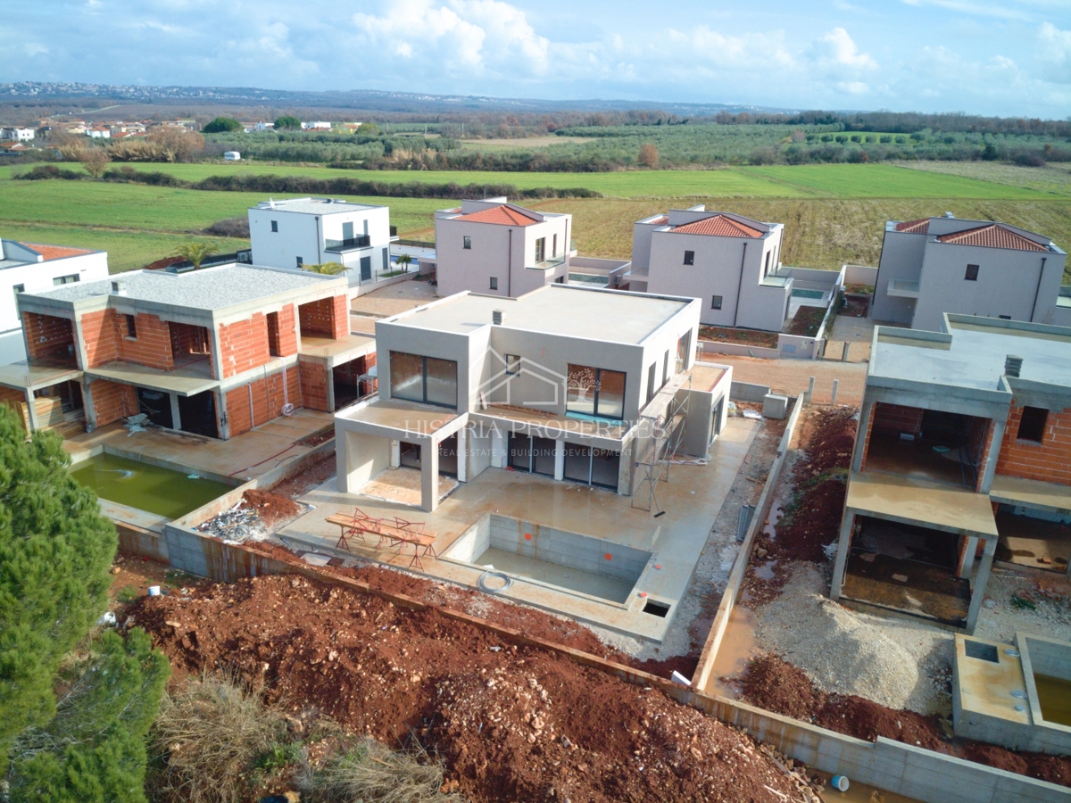 Nov stanovanjski kompleks in moderna udobna vila z bazenom v bližini Poreča