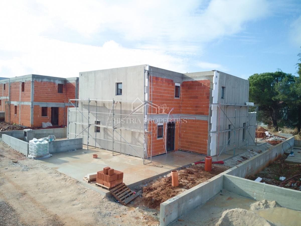 Nov stanovanjski kompleks in moderna udobna vila z bazenom v bližini Poreča