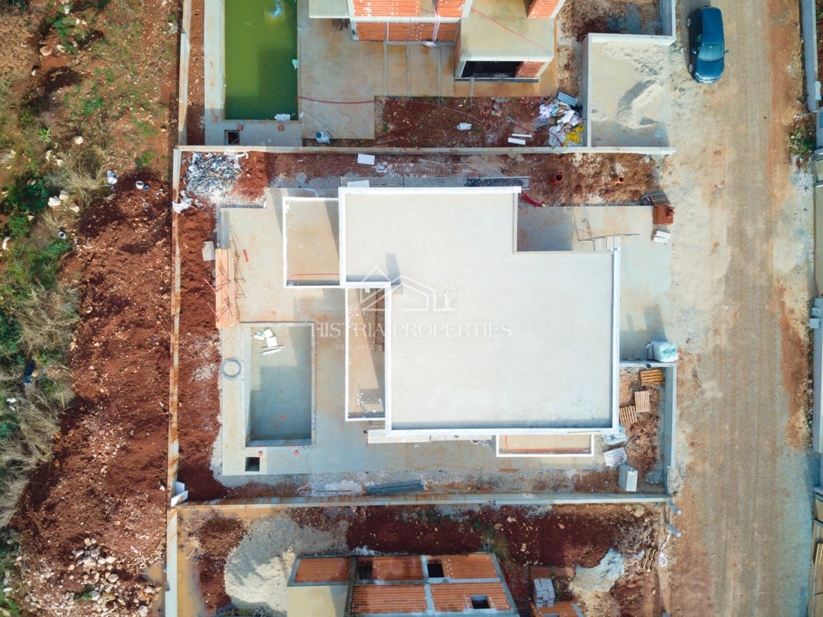 Nov stanovanjski kompleks in moderna udobna vila z bazenom v bližini Poreča