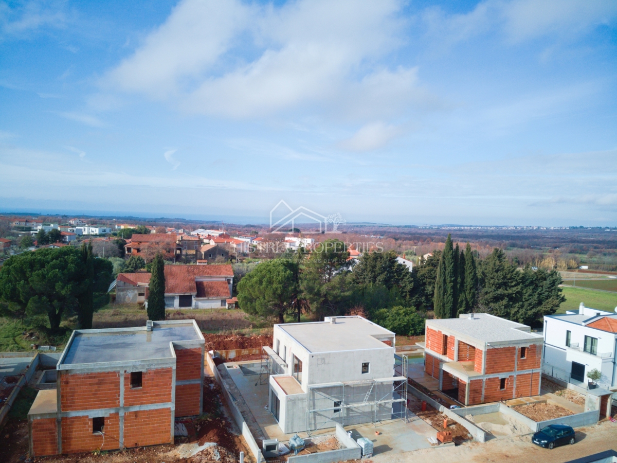 Nov stanovanjski kompleks in moderna udobna vila z bazenom v bližini Poreča