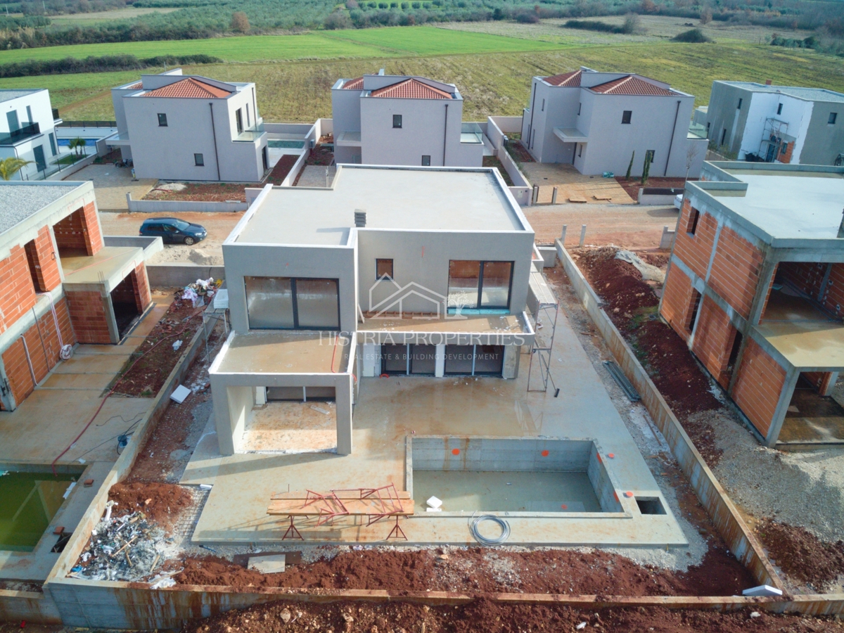 Nov stanovanjski kompleks in moderna udobna vila z bazenom v bližini Poreča