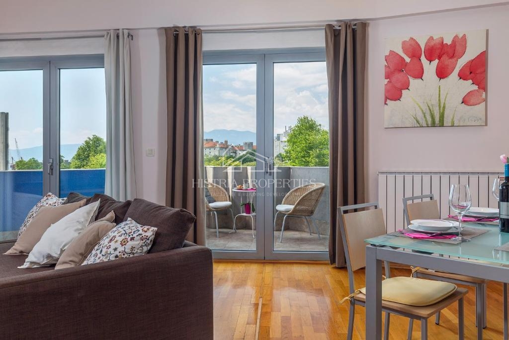 Lepo opremljeno stanovanje v stavbi z dvigalom, zasebnim parkiriščem in pogledom na morje v središču mesta