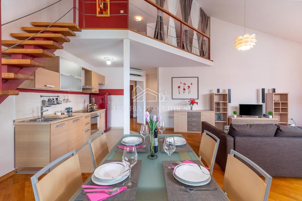 Lepo opremljeno stanovanje v stavbi z dvigalom, zasebnim parkiriščem in pogledom na morje v središču mesta