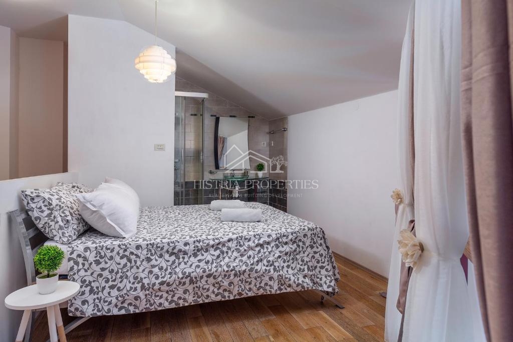 Lepo opremljeno stanovanje v stavbi z dvigalom, zasebnim parkiriščem in pogledom na morje v središču mesta