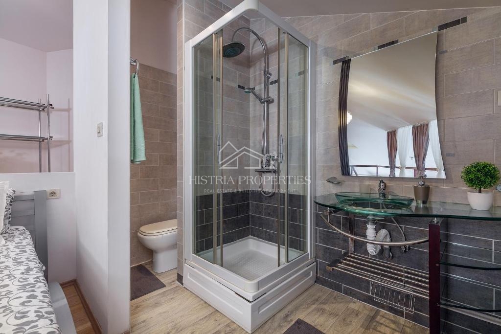 Lepo opremljeno stanovanje v stavbi z dvigalom, zasebnim parkiriščem in pogledom na morje v središču mesta