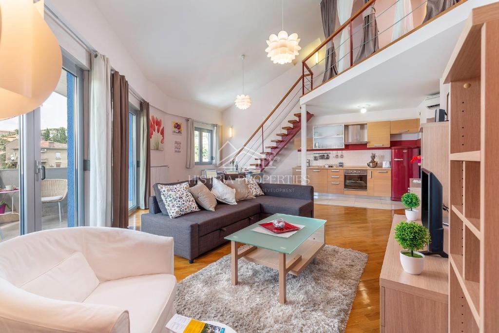 Lepo opremljeno stanovanje v stavbi z dvigalom, zasebnim parkiriščem in pogledom na morje v središču mesta