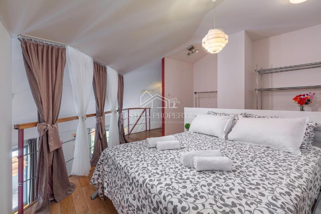 Lepo opremljeno stanovanje v stavbi z dvigalom, zasebnim parkiriščem in pogledom na morje v središču mesta