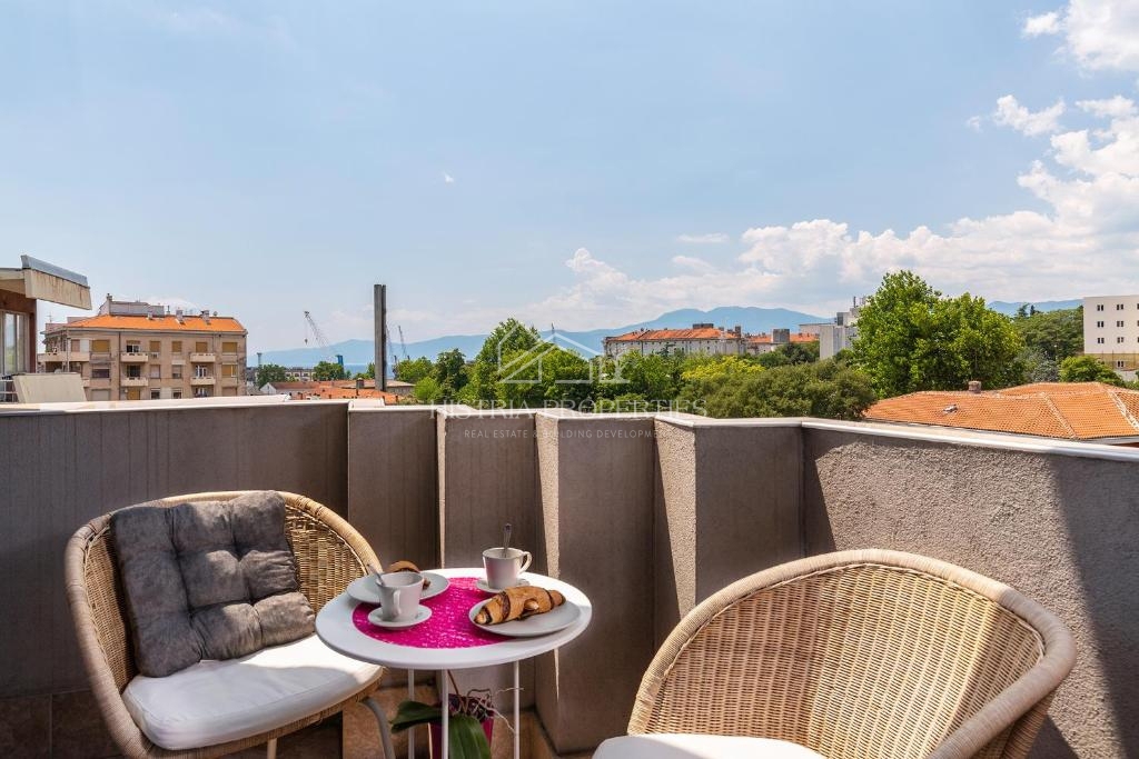 Lepo opremljeno stanovanje v stavbi z dvigalom, zasebnim parkiriščem in pogledom na morje v središču mesta