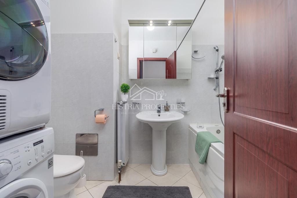 Lepo opremljeno stanovanje v stavbi z dvigalom, zasebnim parkiriščem in pogledom na morje v središču mesta