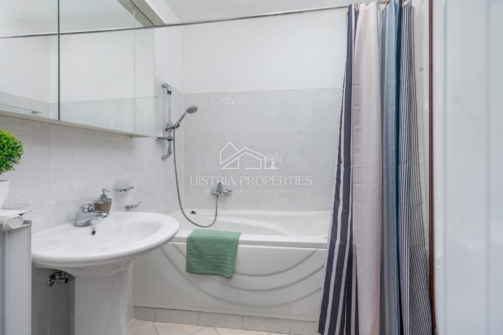 Lepo opremljeno stanovanje v stavbi z dvigalom, zasebnim parkiriščem in pogledom na morje v središču mesta