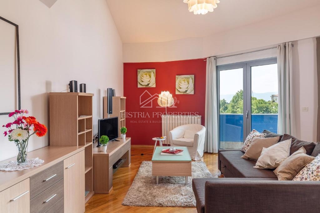 Lepo opremljeno stanovanje v stavbi z dvigalom, zasebnim parkiriščem in pogledom na morje v središču mesta