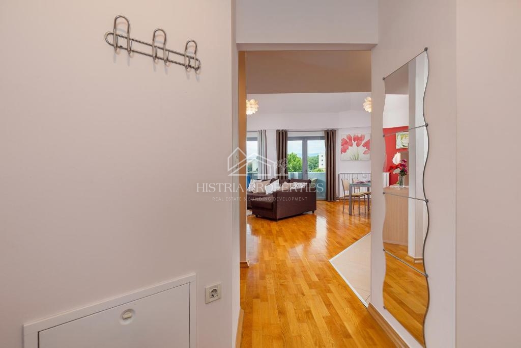 Lepo opremljeno stanovanje v stavbi z dvigalom, zasebnim parkiriščem in pogledom na morje v središču mesta