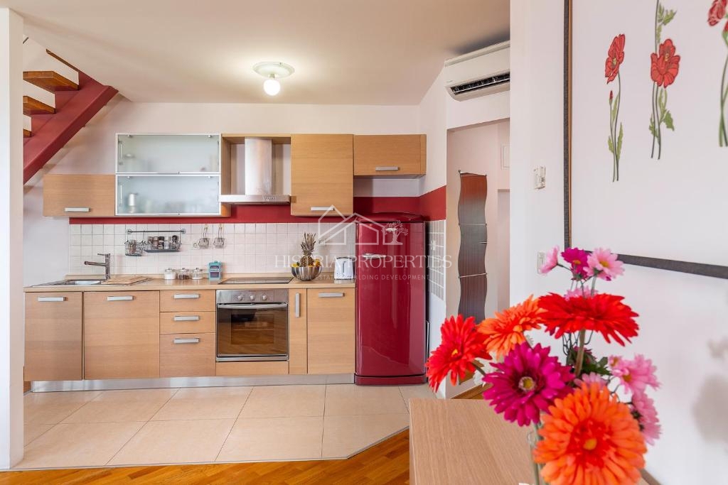 Lepo opremljeno stanovanje v stavbi z dvigalom, zasebnim parkiriščem in pogledom na morje v središču mesta