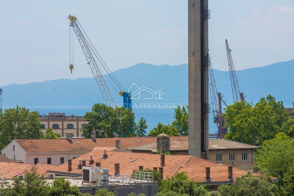 Lepo opremljeno stanovanje v stavbi z dvigalom, zasebnim parkiriščem in pogledom na morje v središču mesta