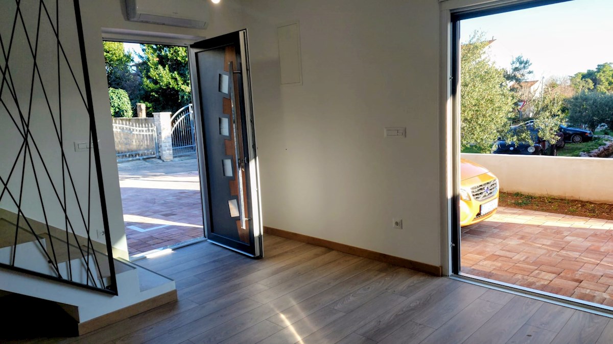 Vodice - 100m do morja - hiša v nizu - končna