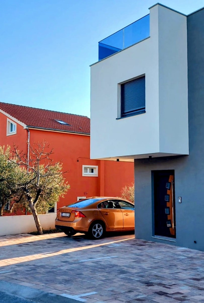 Vodice - 100m do morja - hiša v nizu - končna