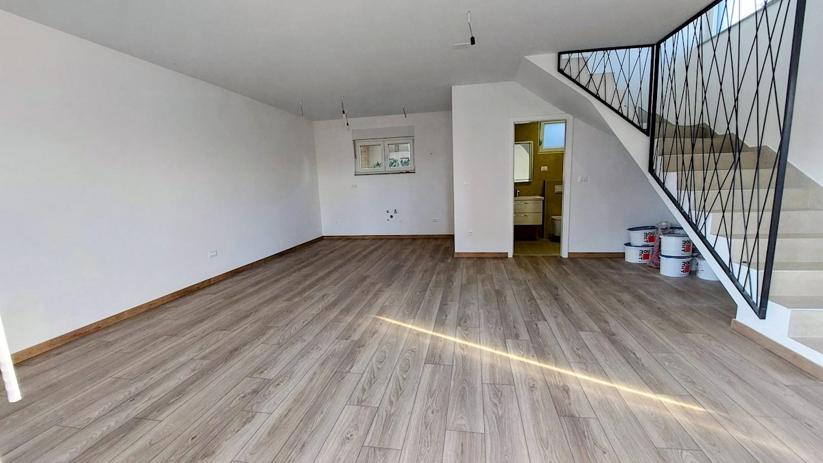 Vodice - 100m do morja - hiša v nizu - končna