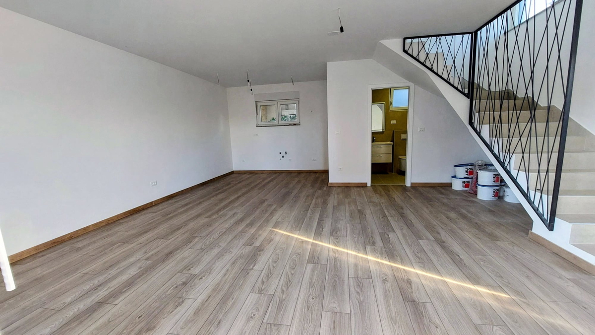 Vodice - 100m do morja - hiša v nizu - končna