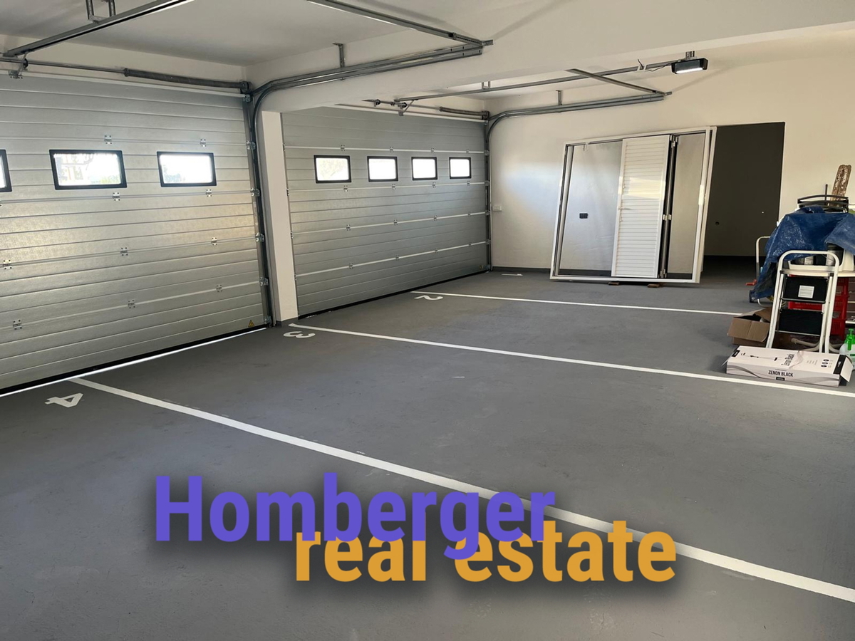 Tisno, 30 m do plaže - 3 spalnice - dvoetažno stanovanje - garaža