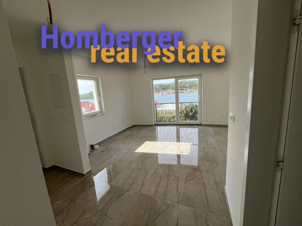 Tisno, 30 m do plaže - 3 spalnice - dvoetažno stanovanje - garaža