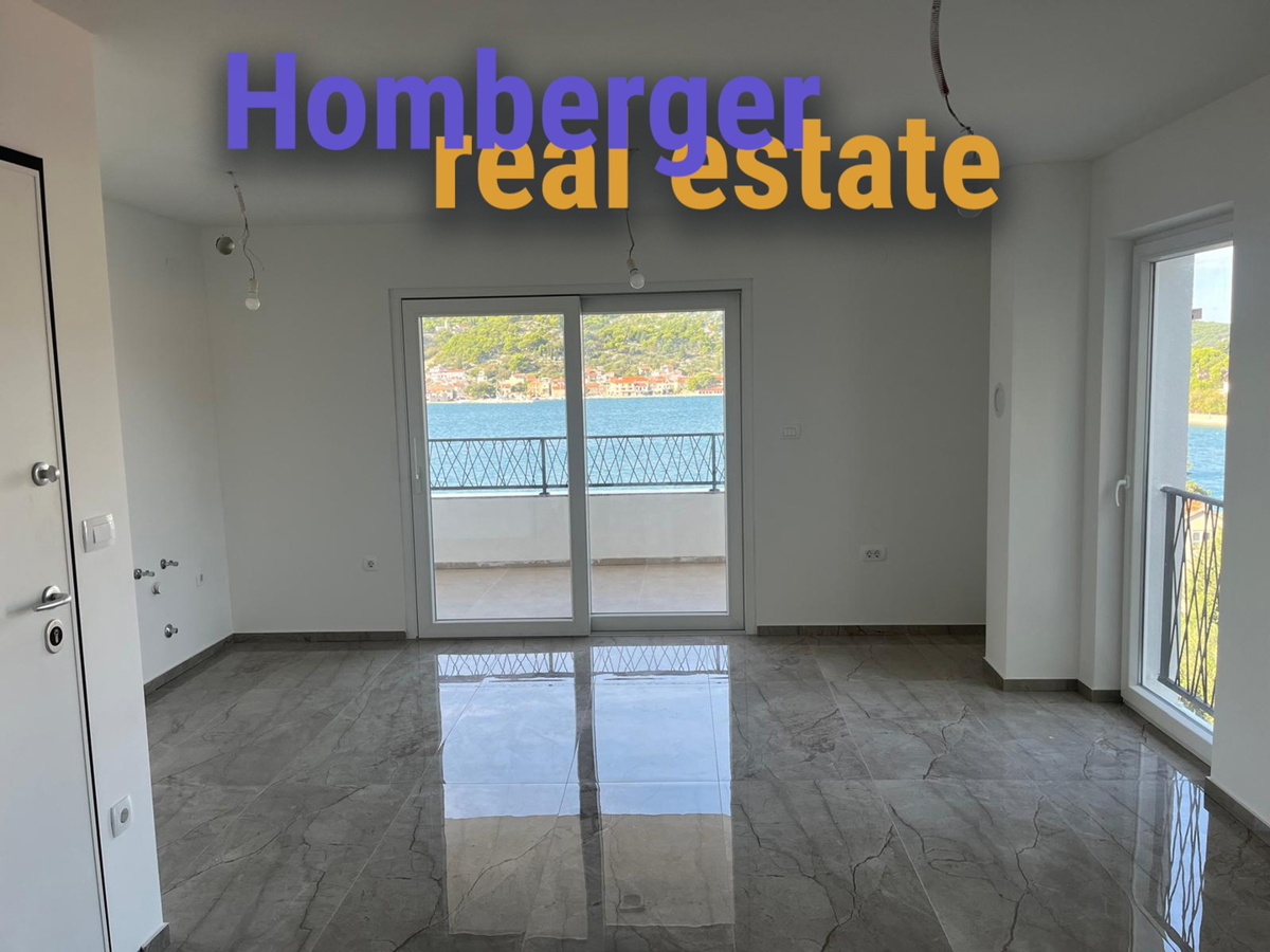 Tisno, 30 m do plaže - 3 spalnice - dvoetažno stanovanje - garaža