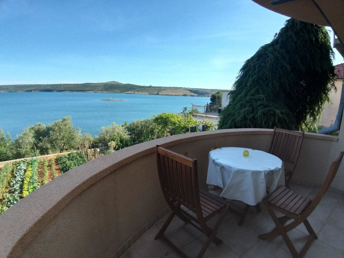 Hiša s tremi apartmaji - Panoramski pogled na morje