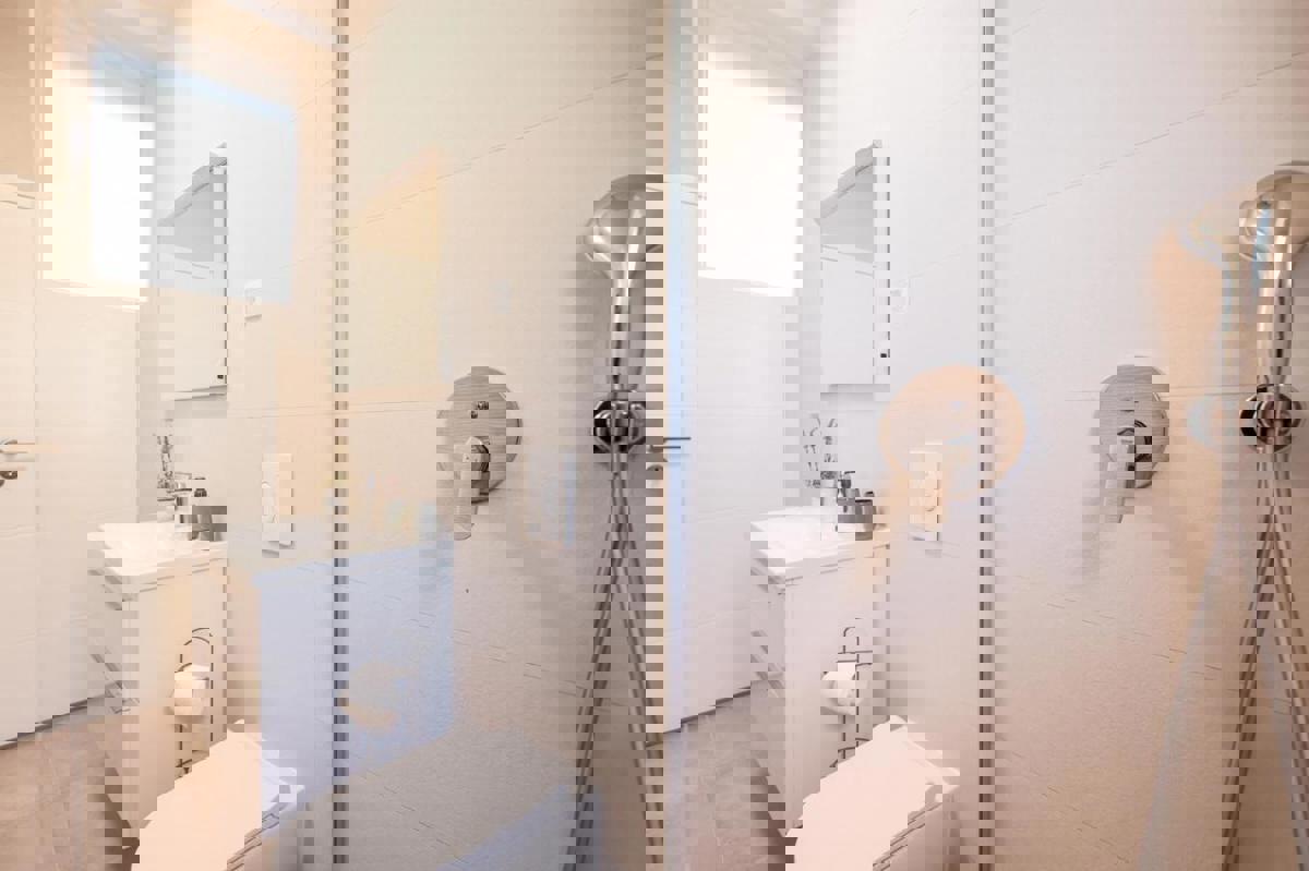 Čudovita vila z bazenom na osami