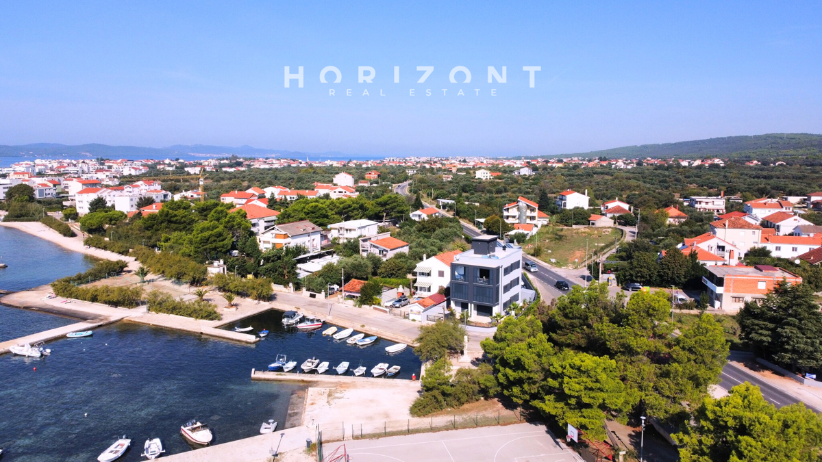 Moderno opremljen enosobni penthouse v Sukošanu