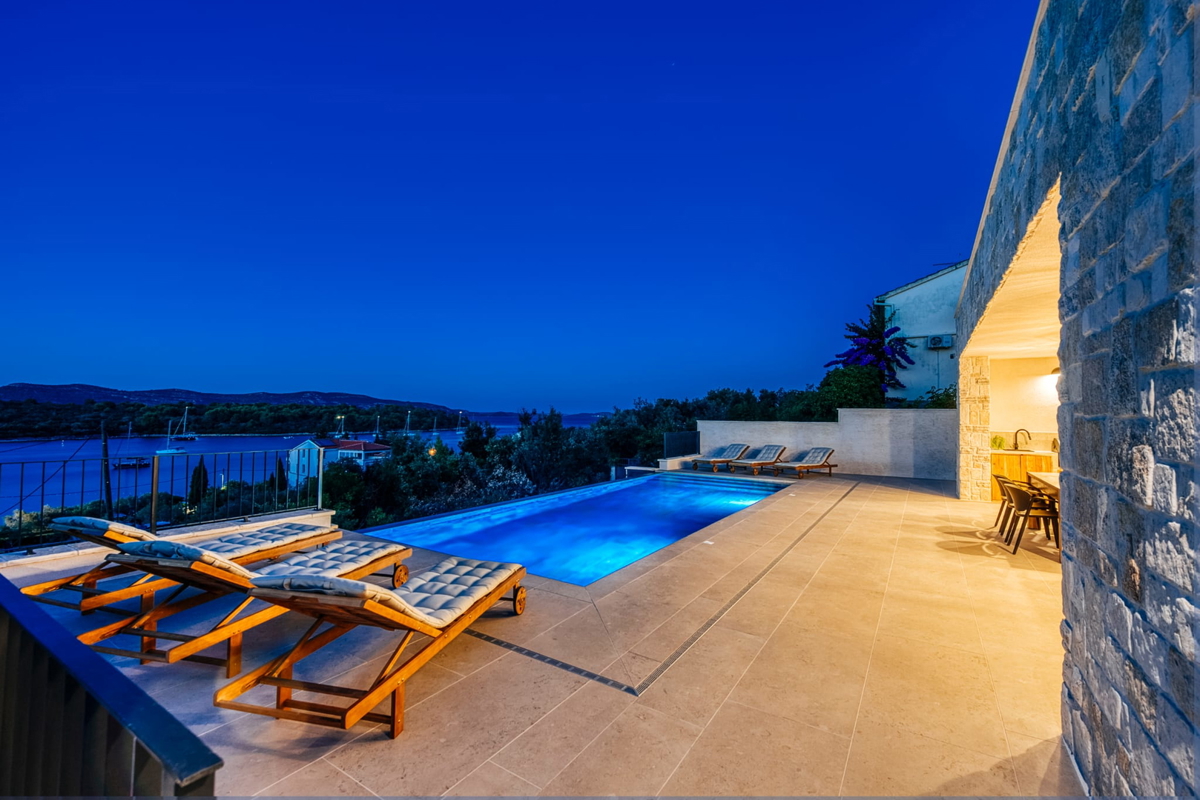 Sodobna vila z mediteranskim šarmom in pogledom na morje – Mali Iž