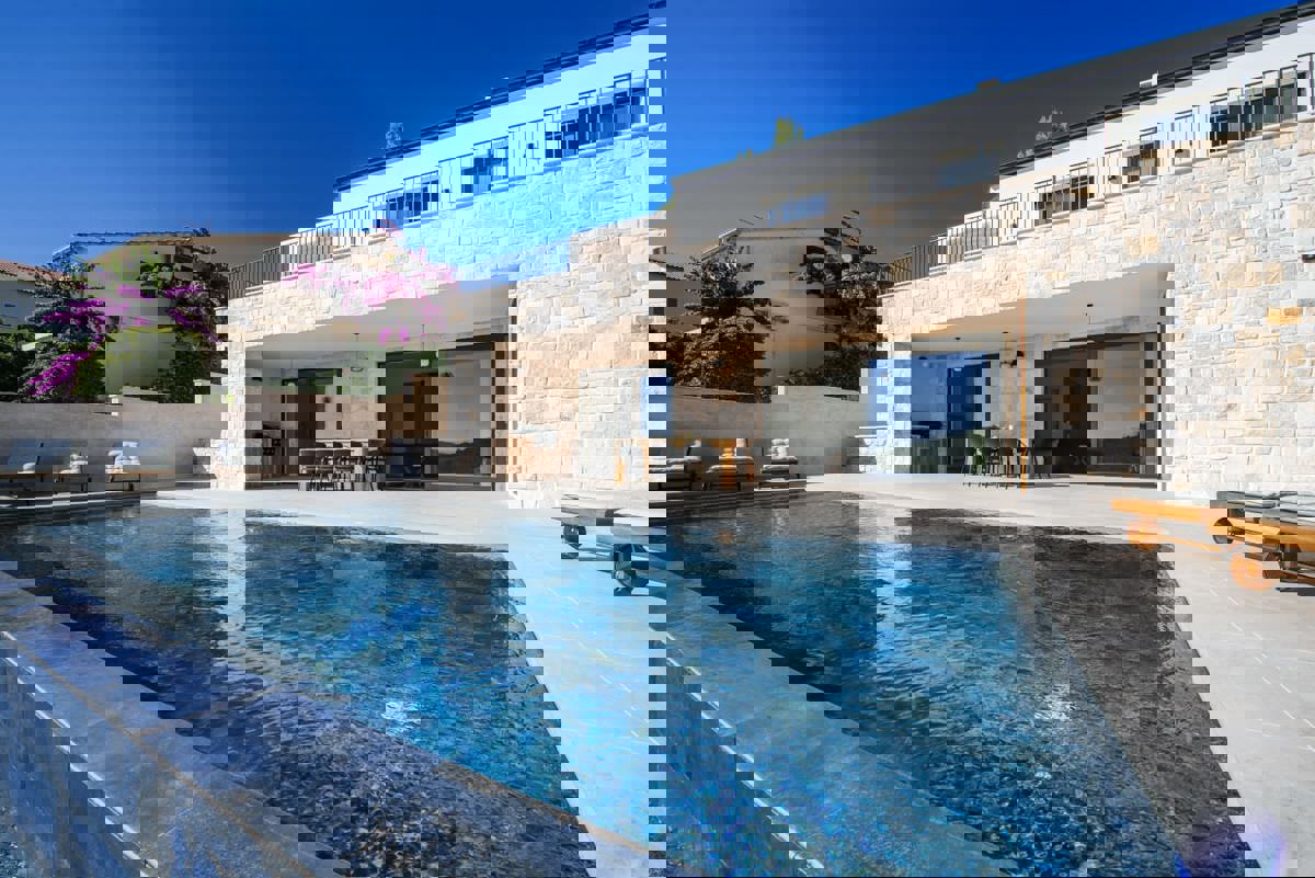 Sodobna vila z mediteranskim šarmom in pogledom na morje – Mali Iž