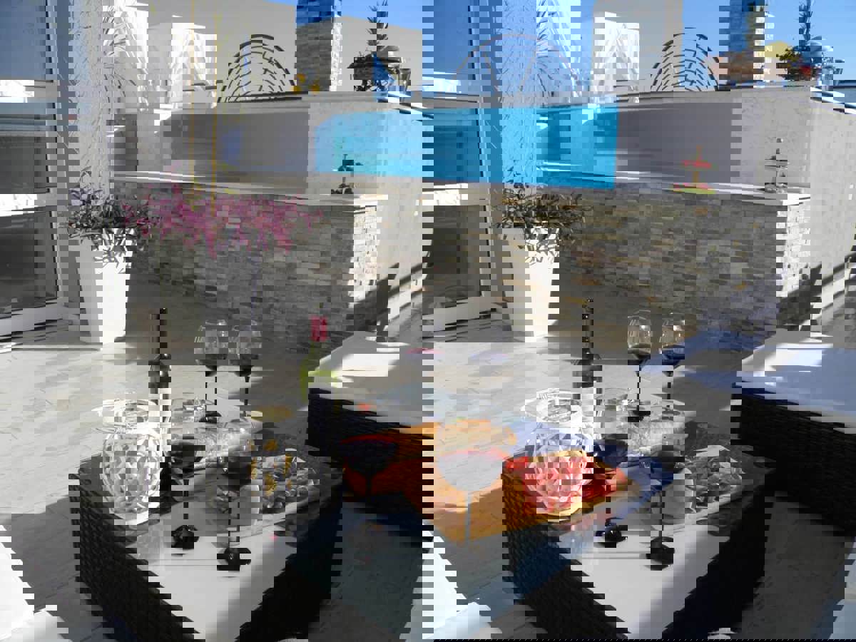 Trosoben dvonadstropni penthouse - priložnost