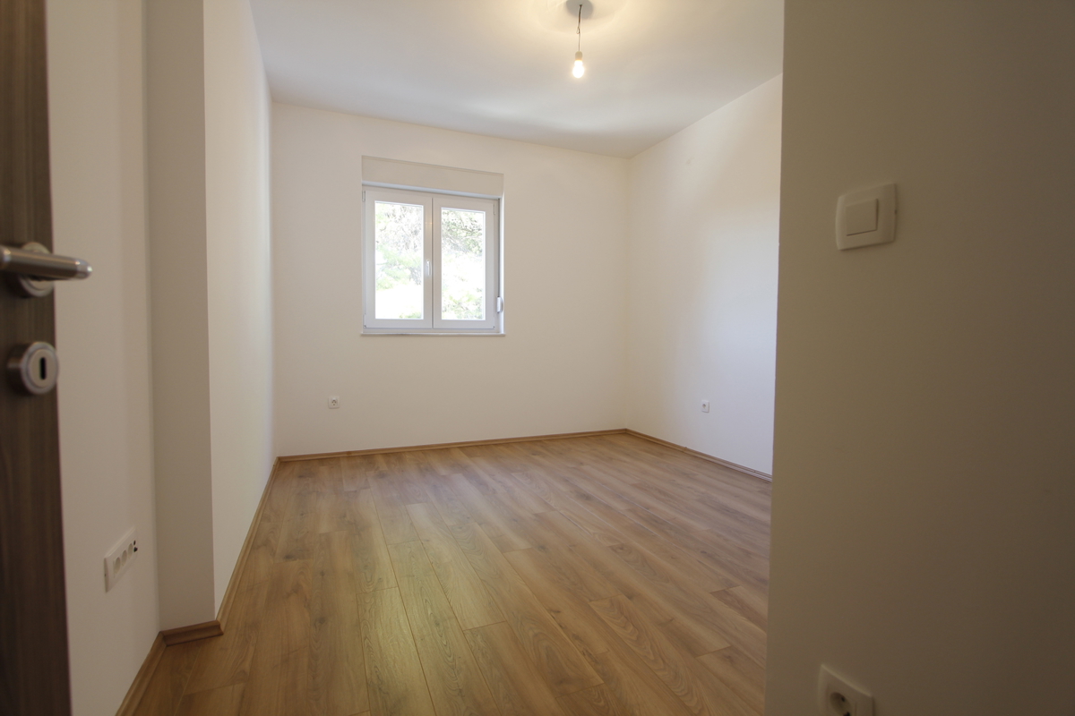 Prostorno štiriprostorsko stanovanje z vrtom - novogradnja