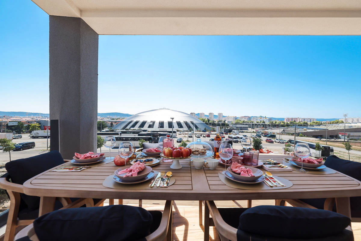 Luksuzni dvonadstropni penthouse s strešno teraso