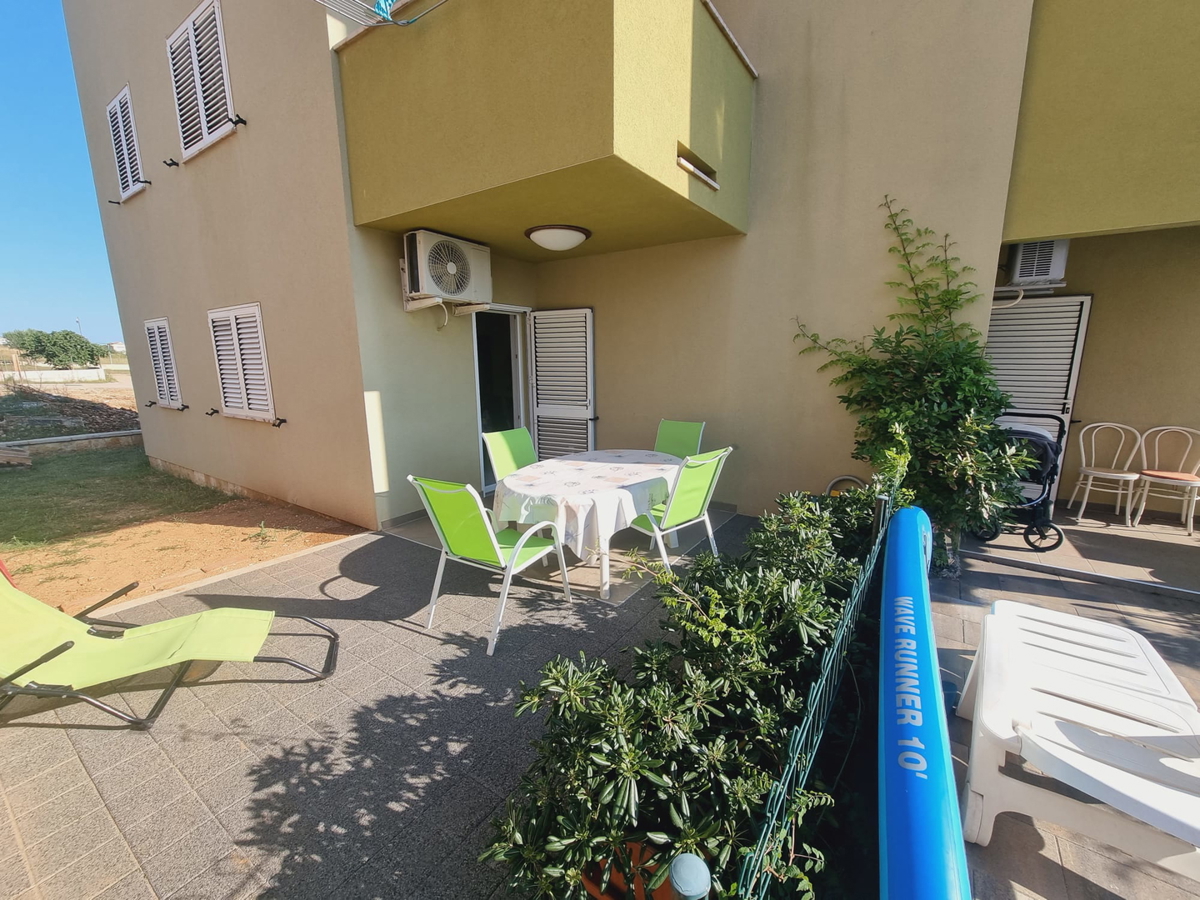 Investicija in življenje ob morju: stanovanje v Povljani s parkirnim mestom