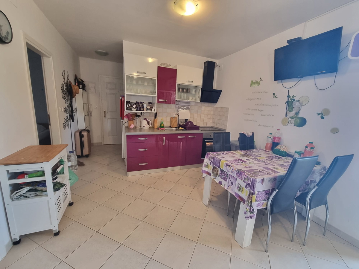 Investicija in življenje ob morju: stanovanje v Povljani s parkirnim mestom