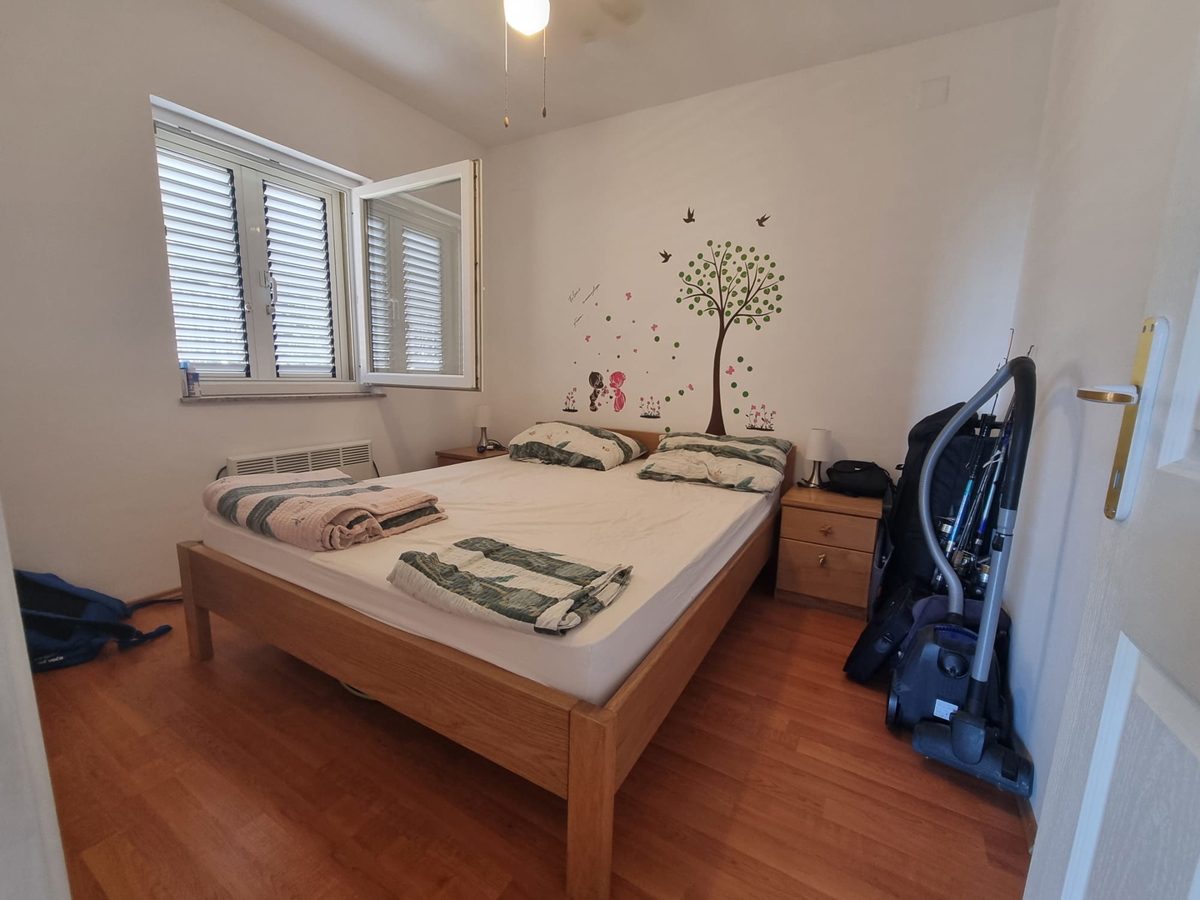 Investicija in življenje ob morju: stanovanje v Povljani s parkirnim mestom