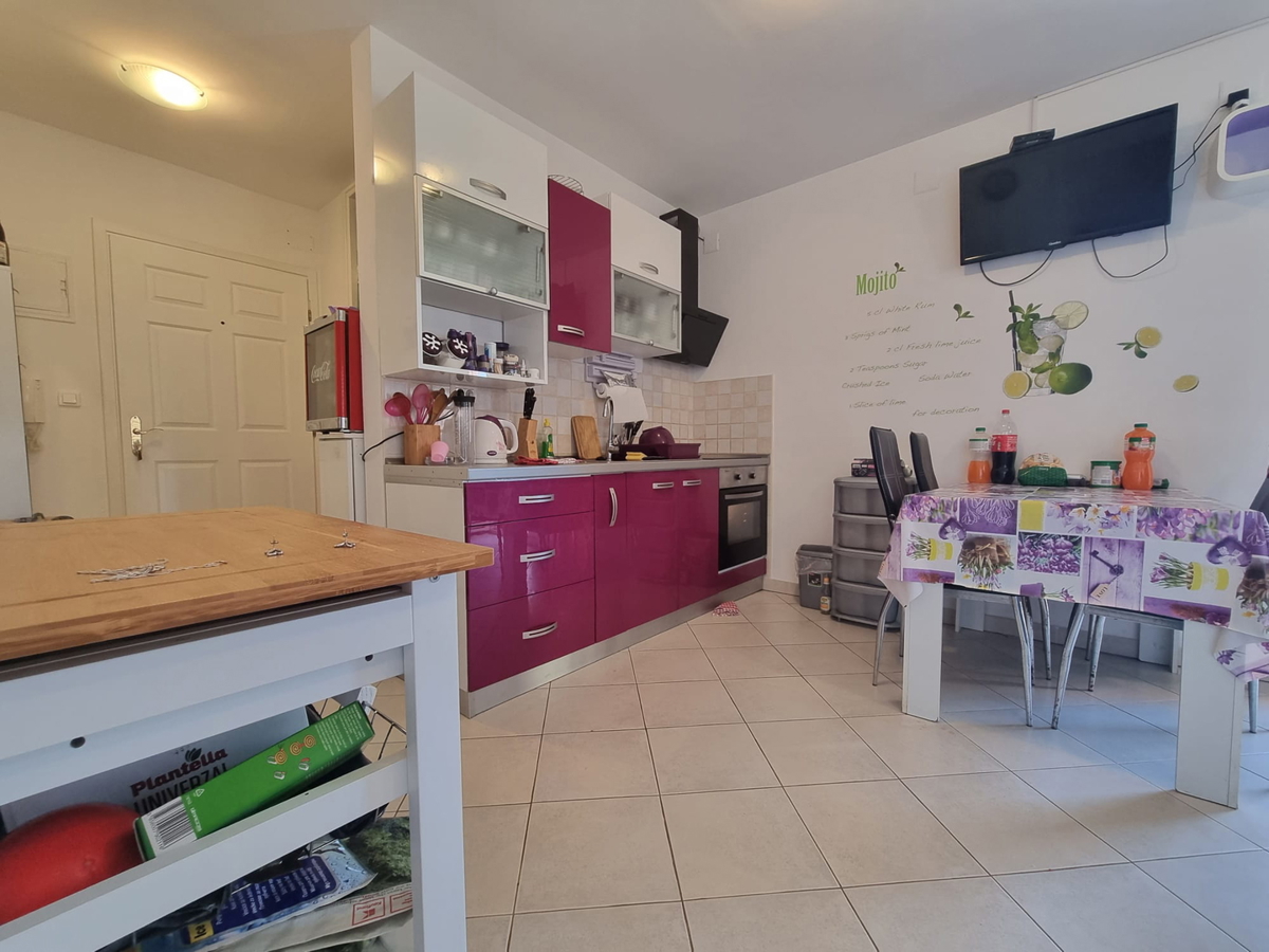 Investicija in življenje ob morju: stanovanje v Povljani s parkirnim mestom