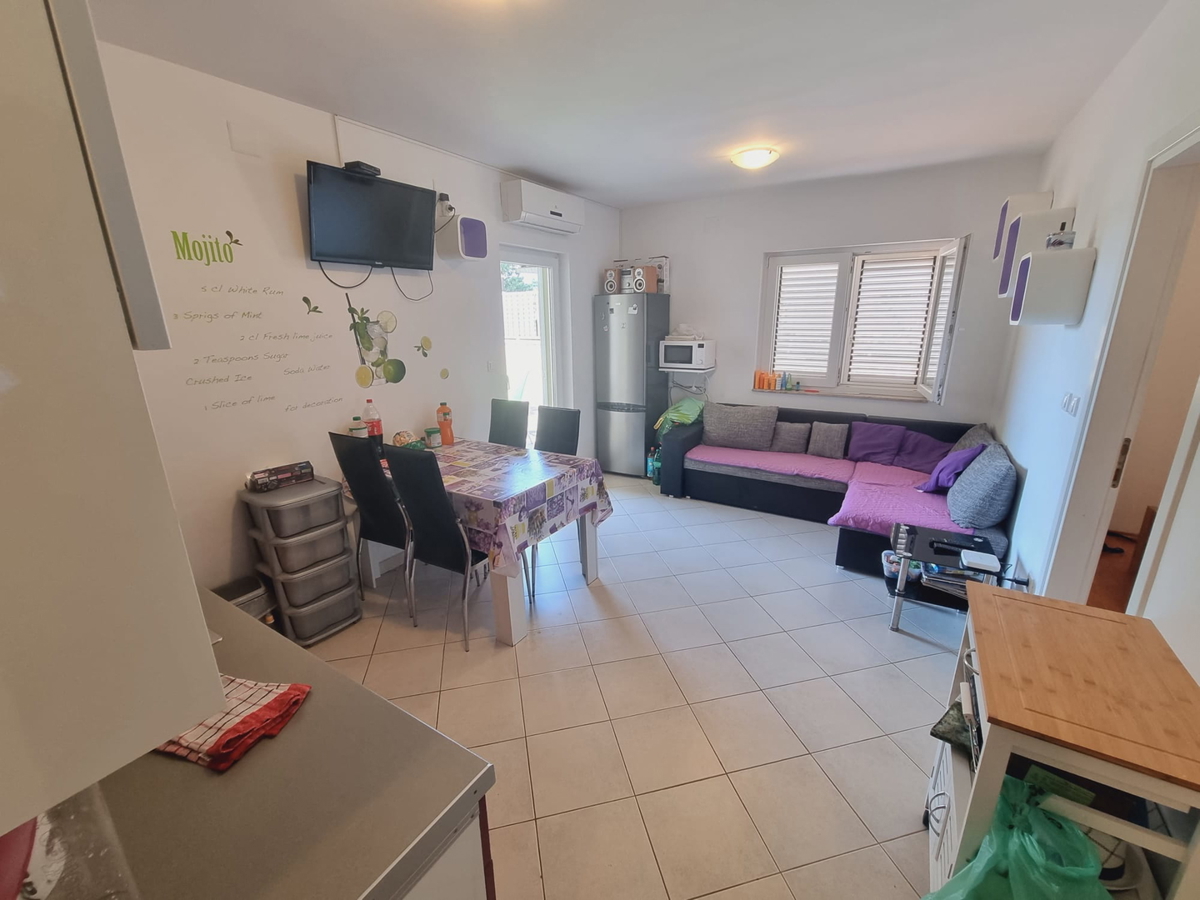 Investicija in življenje ob morju: stanovanje v Povljani s parkirnim mestom