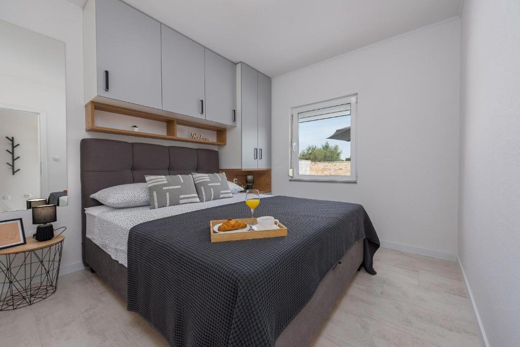 Vila z bazenom in slapom – zaseben raj blizu morja