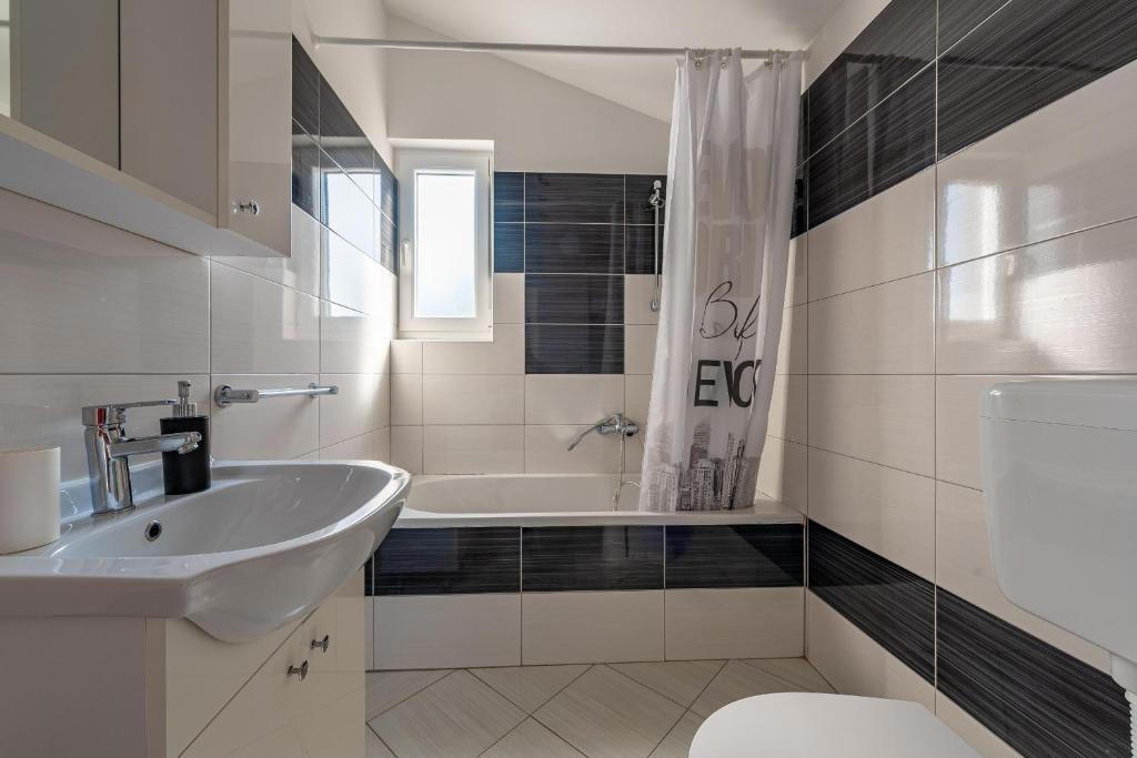 Vila z bazenom in slapom – zaseben raj blizu morja