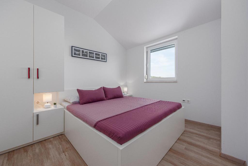 Vila z bazenom in slapom – zaseben raj blizu morja