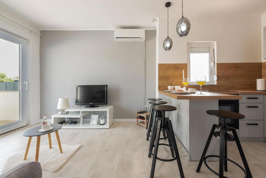 Vila z bazenom in slapom – zaseben raj blizu morja