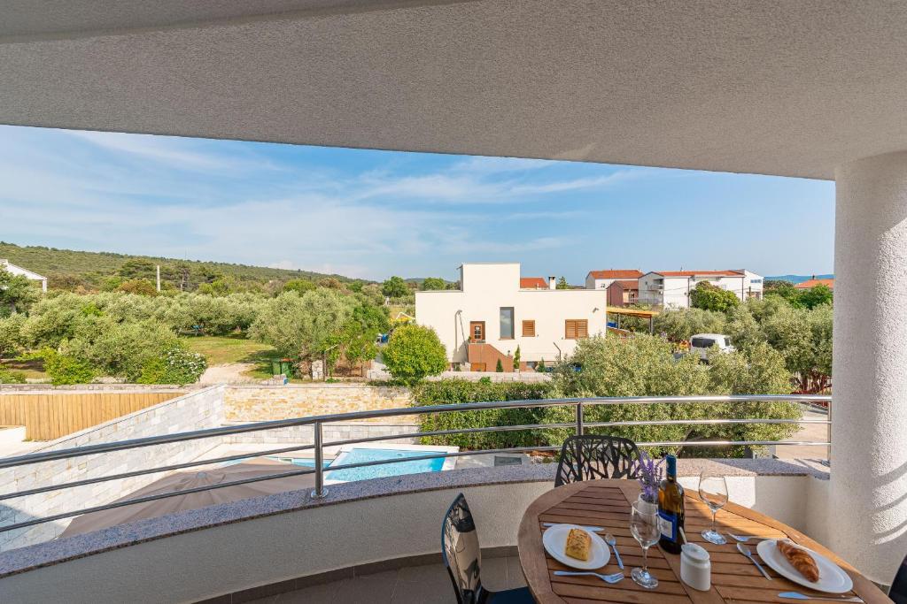 Vila z bazenom in slapom – zaseben raj blizu morja